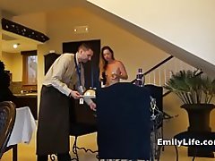 Nu noies porta oberta per a servei d'habitacions