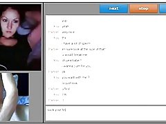 Senyora valent mostrant els pits, i profundament xuclar el seu dit