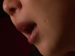 Dues noies i un noi merda mentre que d'altres observen