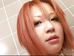 Ajustat i guineu pèl babe cony carícies al bany