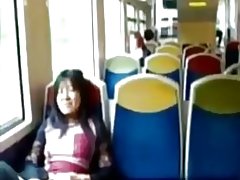 Àsia milf frega el seu clítoris en un tren.
